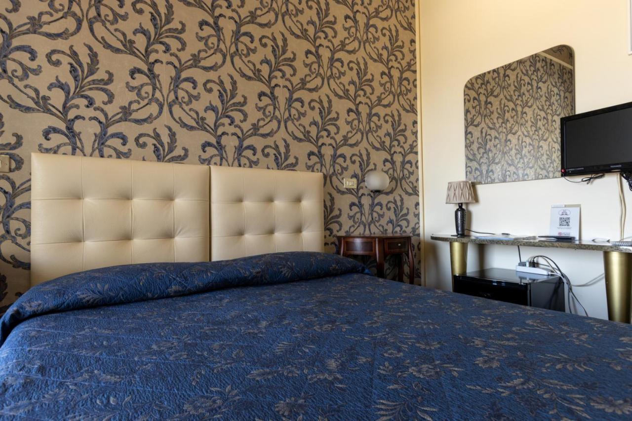 Hotel River Fronte Mare Con Piscina Rimini Luaran gambar