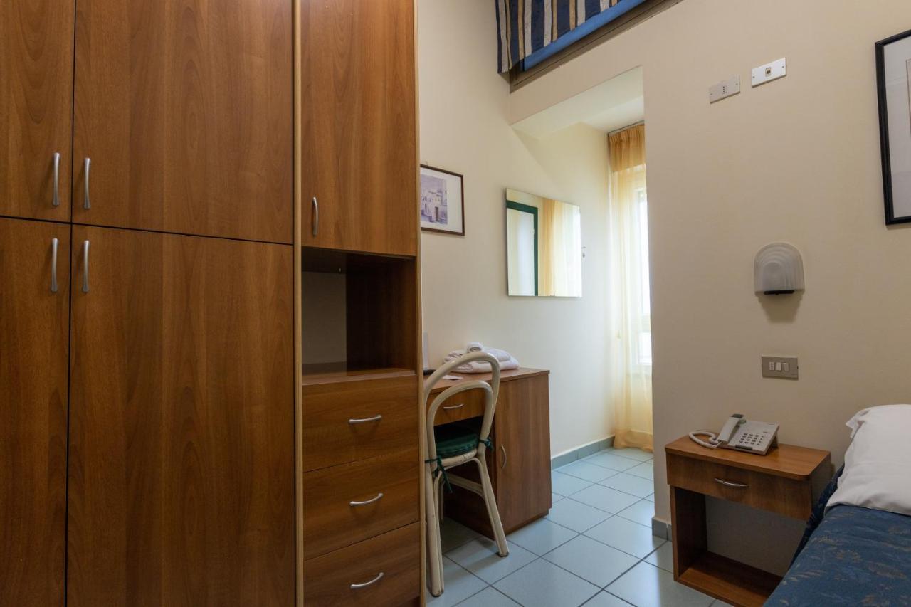 Hotel River Fronte Mare Con Piscina Rimini Luaran gambar