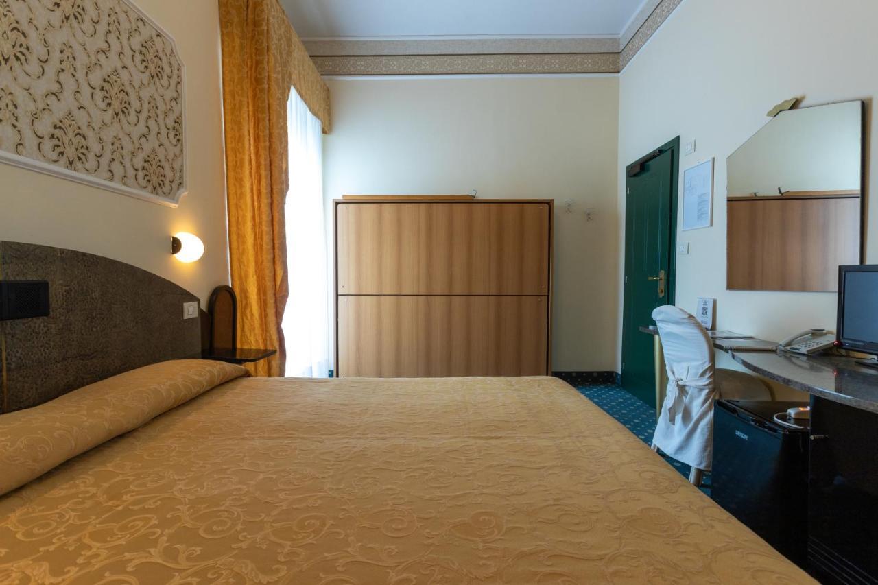 Hotel River Fronte Mare Con Piscina Rimini Luaran gambar