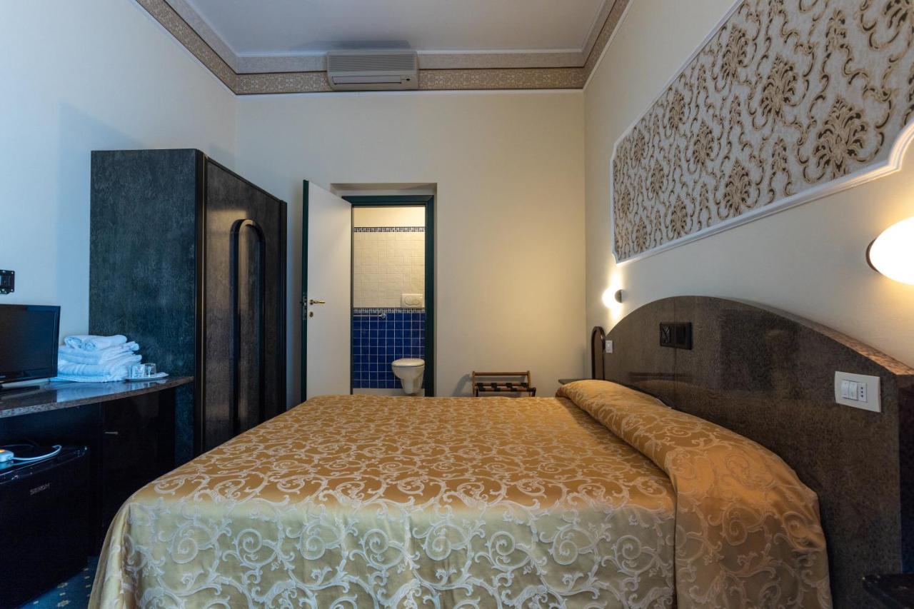 Hotel River Fronte Mare Con Piscina Rimini Luaran gambar
