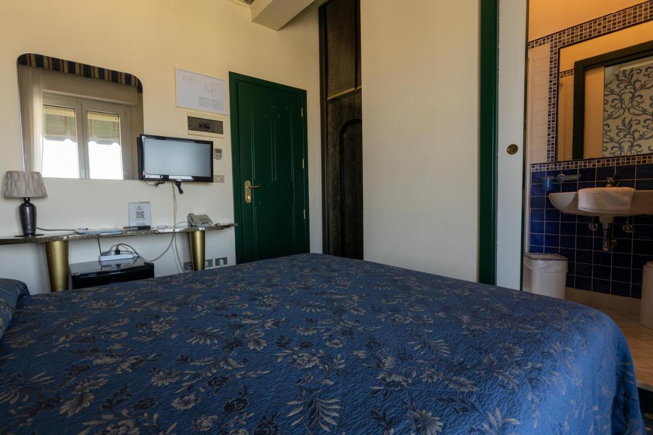 Hotel River Fronte Mare Con Piscina Rimini Luaran gambar