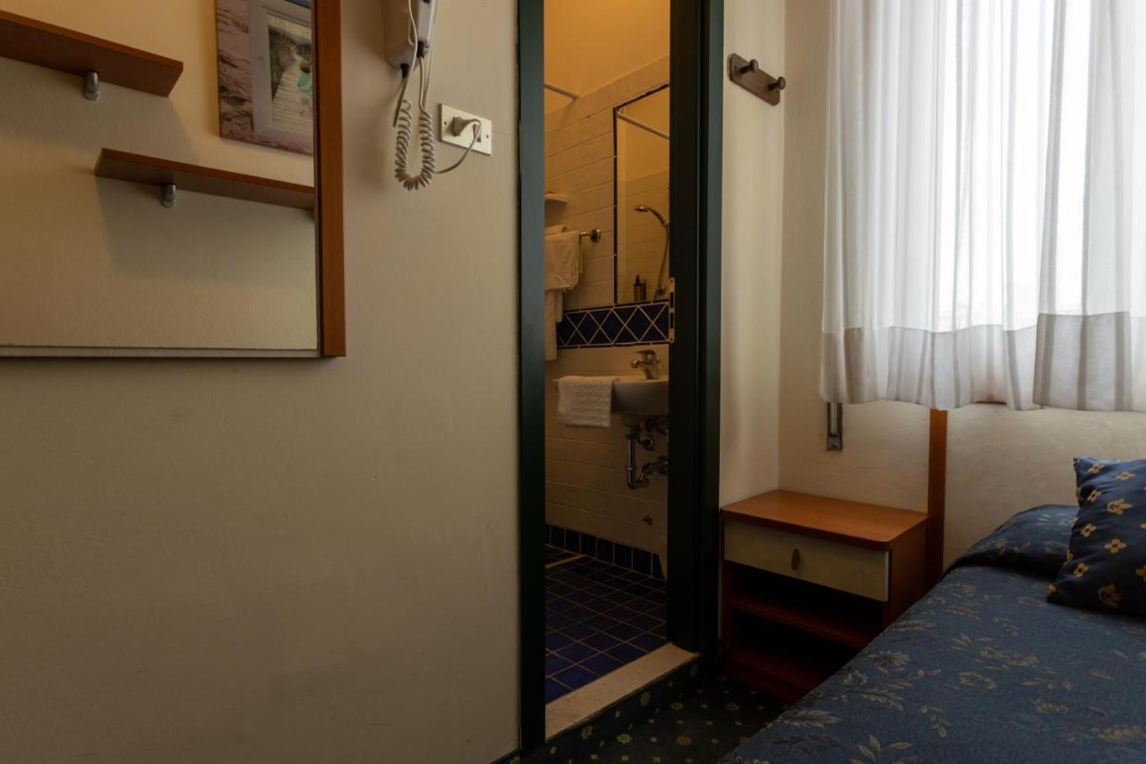 Hotel River Fronte Mare Con Piscina Rimini Luaran gambar