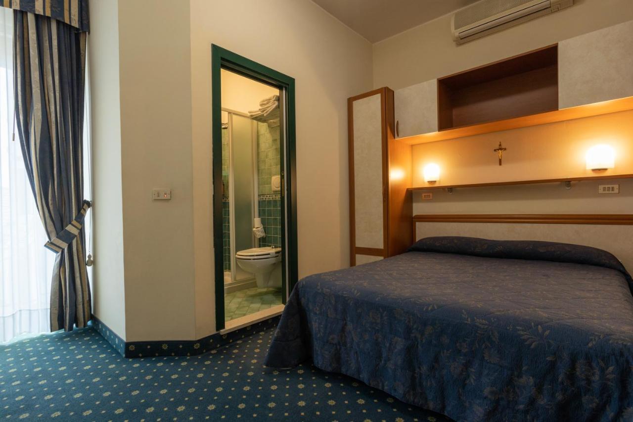 Hotel River Fronte Mare Con Piscina Rimini Luaran gambar
