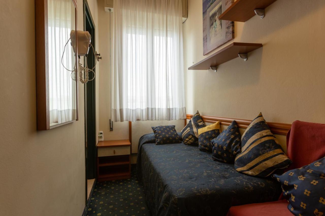 Hotel River Fronte Mare Con Piscina Rimini Luaran gambar