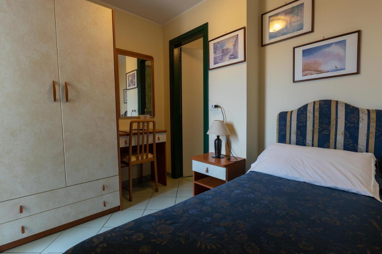 Hotel River Fronte Mare Con Piscina Rimini Luaran gambar