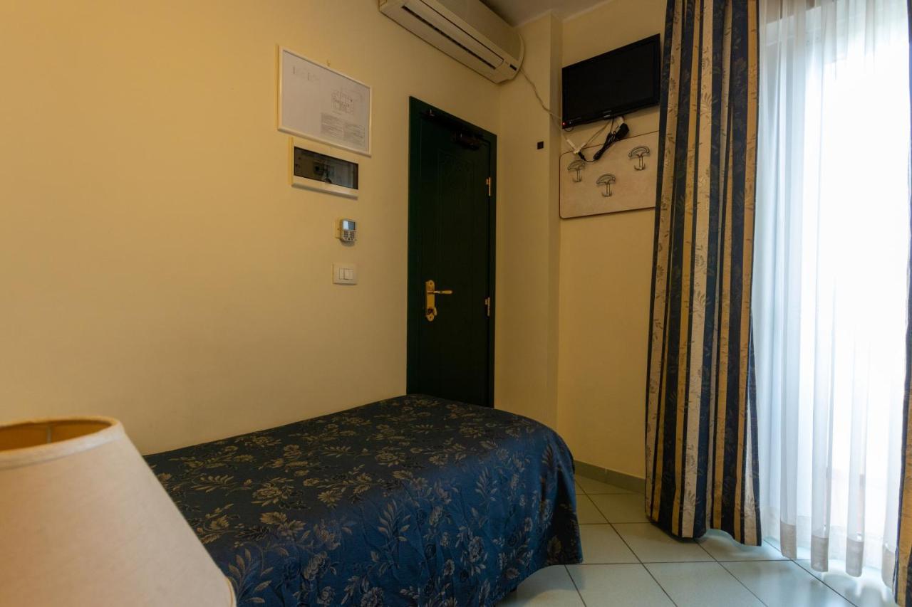 Hotel River Fronte Mare Con Piscina Rimini Luaran gambar
