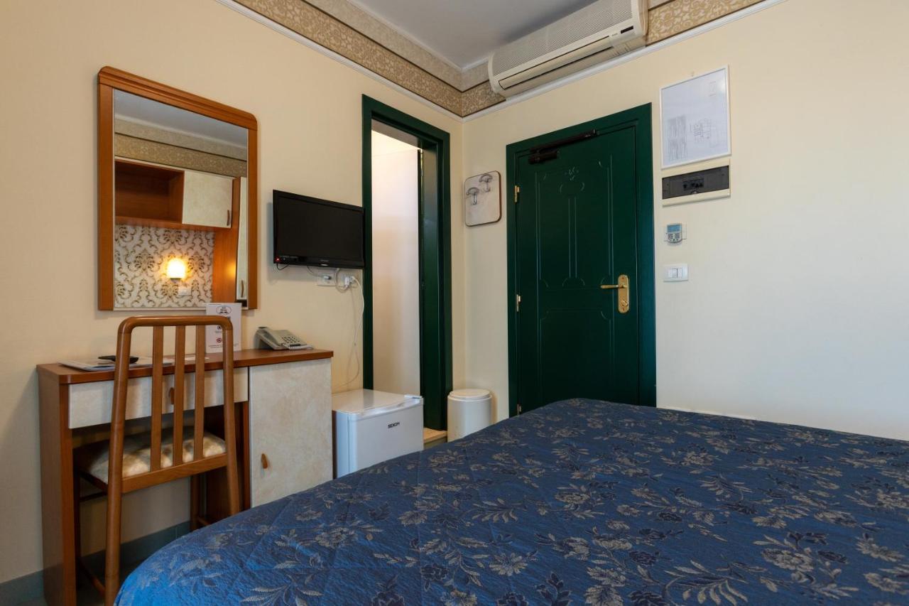 Hotel River Fronte Mare Con Piscina Rimini Luaran gambar