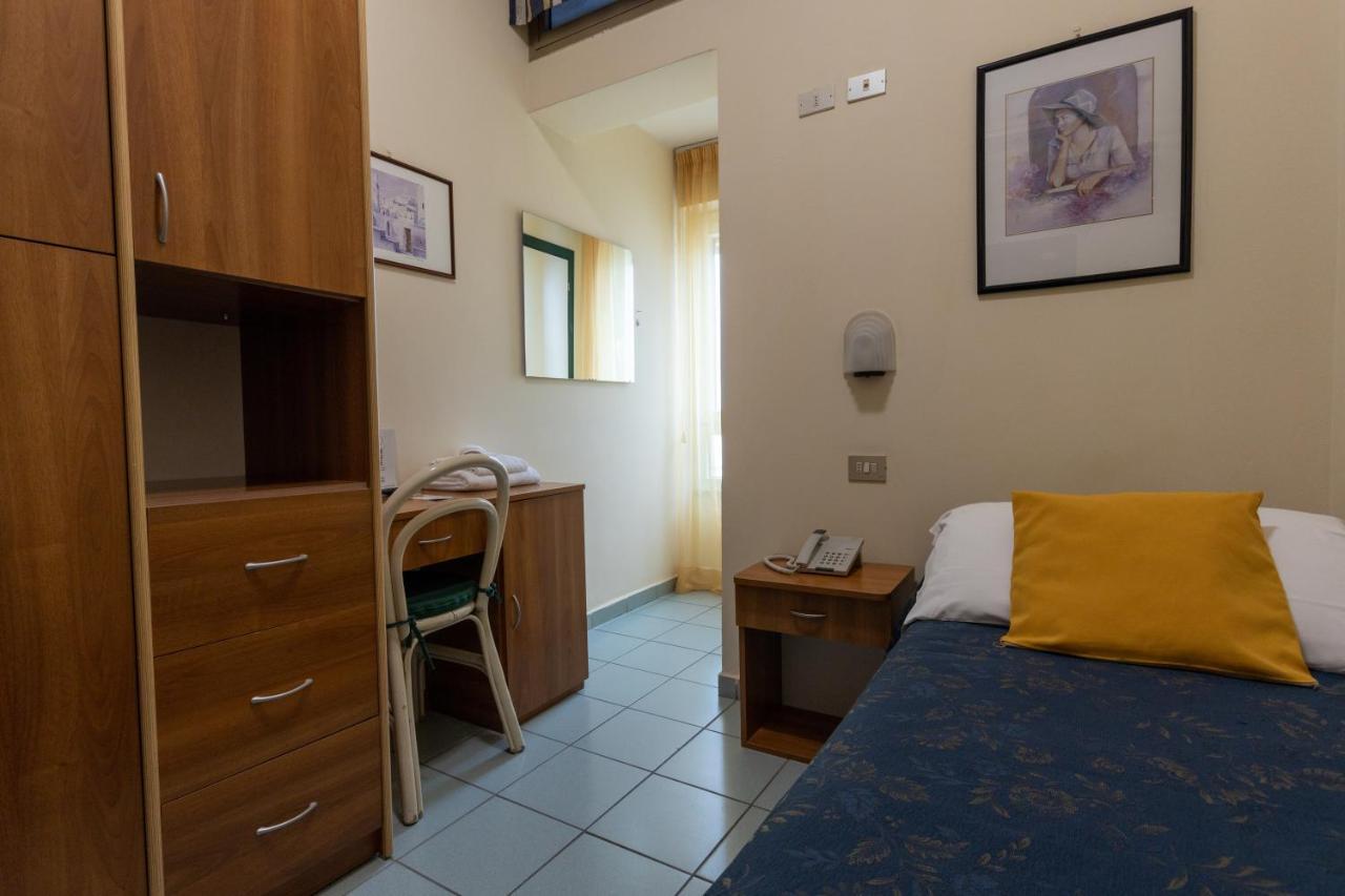 Hotel River Fronte Mare Con Piscina Rimini Luaran gambar
