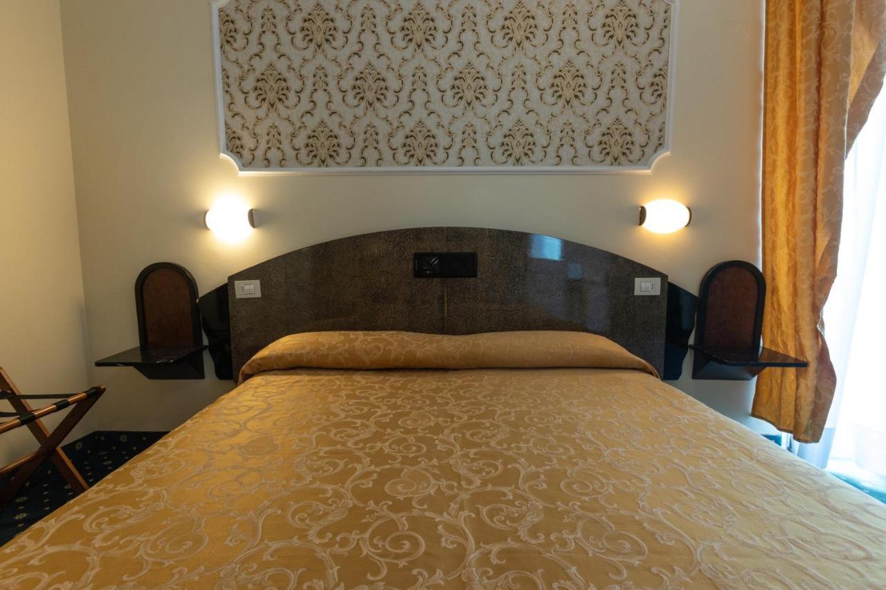 Hotel River Fronte Mare Con Piscina Rimini Luaran gambar
