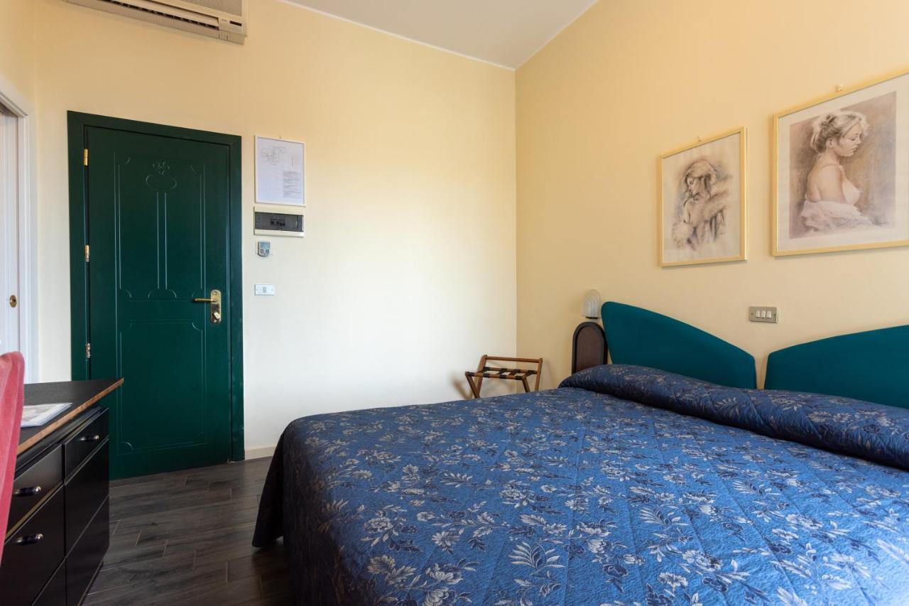 Hotel River Fronte Mare Con Piscina Rimini Luaran gambar