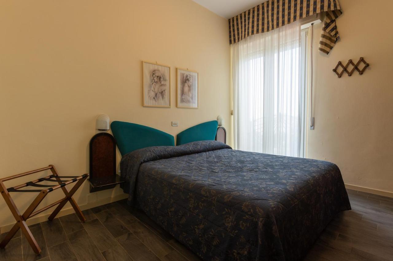 Hotel River Fronte Mare Con Piscina Rimini Luaran gambar