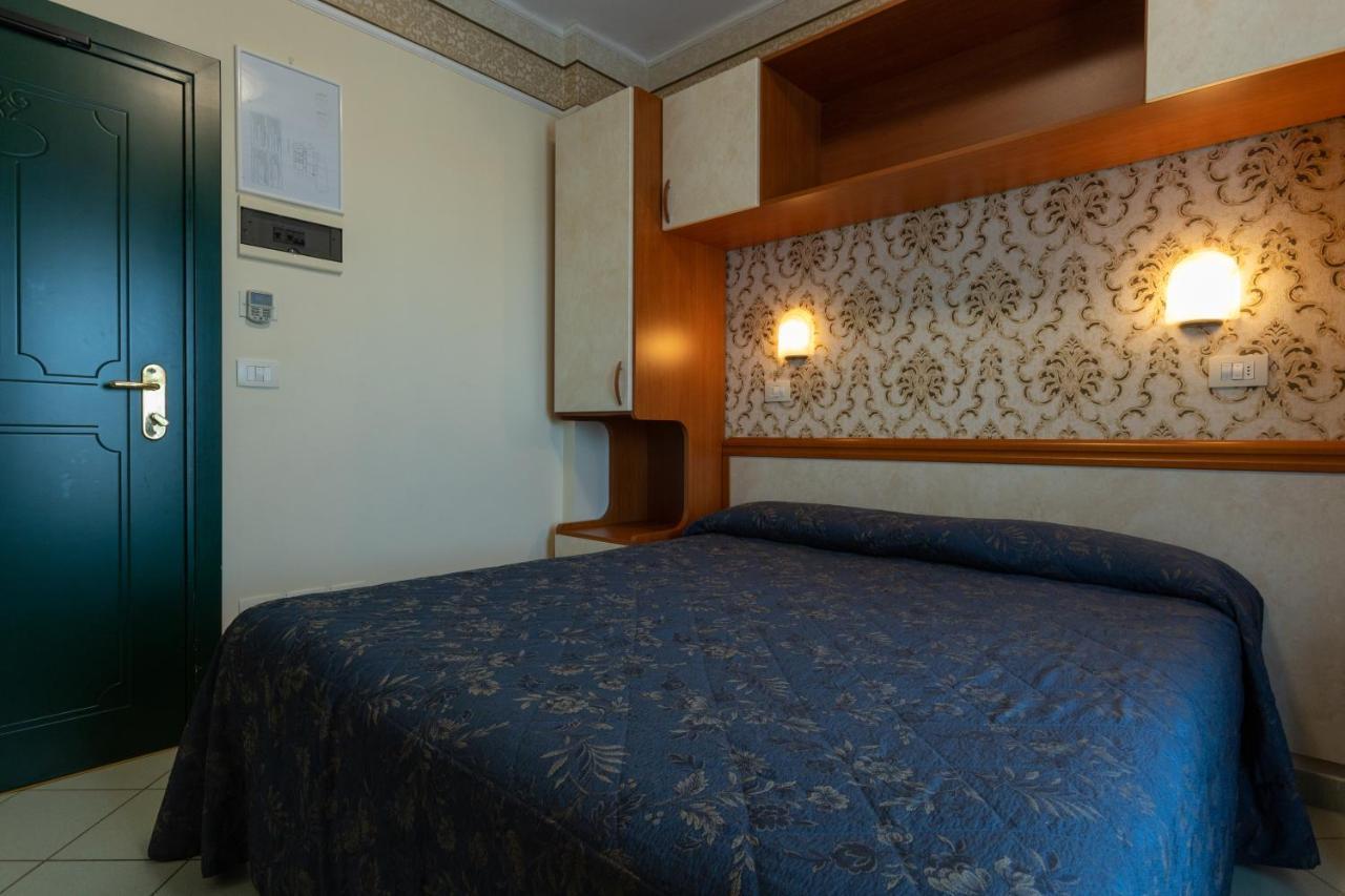 Hotel River Fronte Mare Con Piscina Rimini Luaran gambar