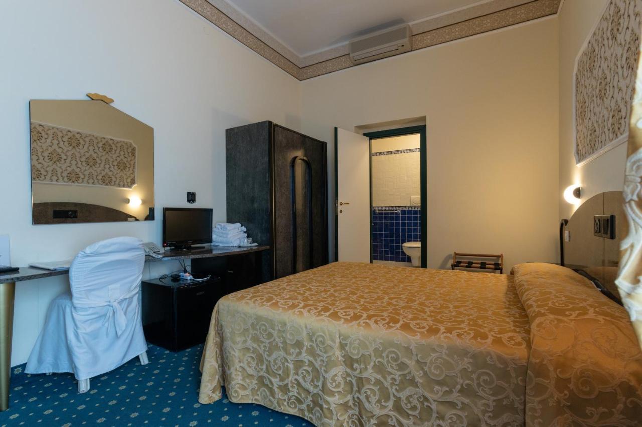 Hotel River Fronte Mare Con Piscina Rimini Luaran gambar