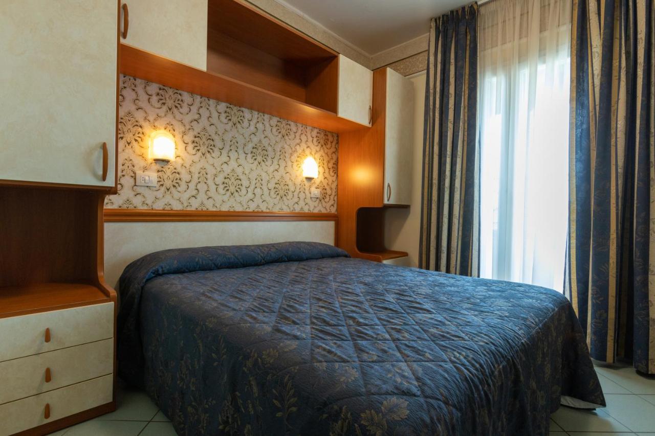 Hotel River Fronte Mare Con Piscina Rimini Luaran gambar