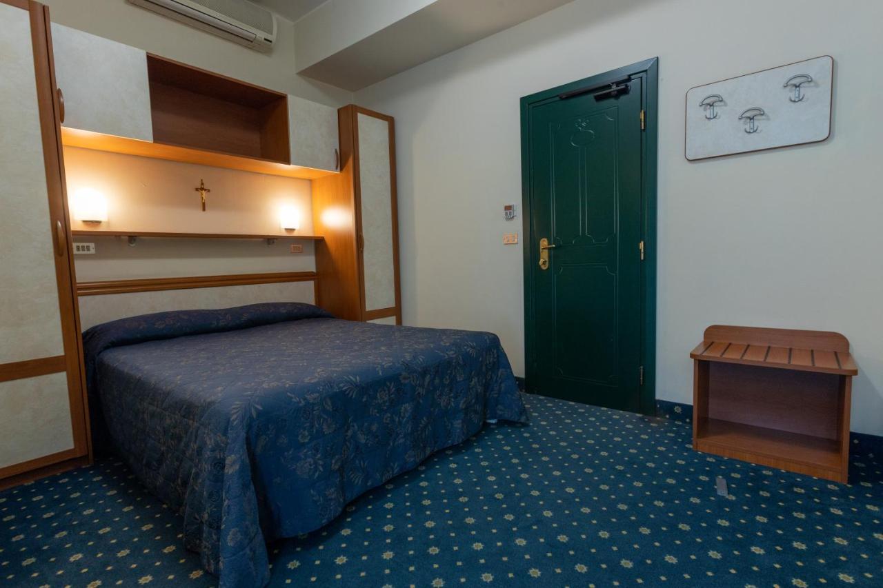 Hotel River Fronte Mare Con Piscina Rimini Luaran gambar