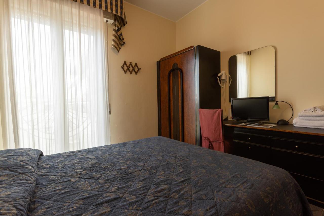 Hotel River Fronte Mare Con Piscina Rimini Luaran gambar
