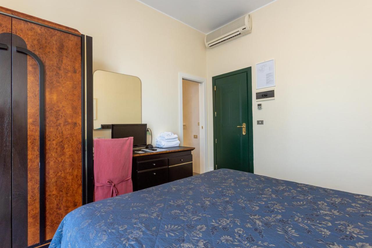 Hotel River Fronte Mare Con Piscina Rimini Luaran gambar