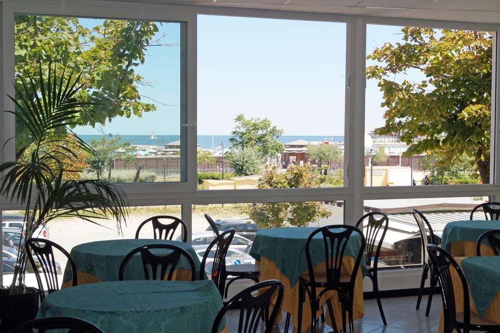 Hotel River Fronte Mare Con Piscina Rimini Luaran gambar
